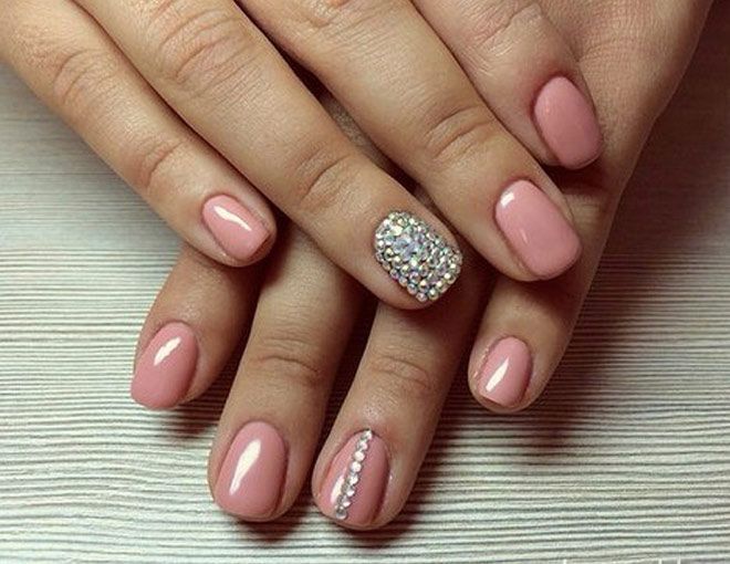 Gel nails with pebbles
