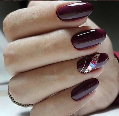 Unghii gel burgundy