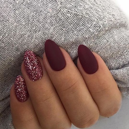 Unghii gel burgundy